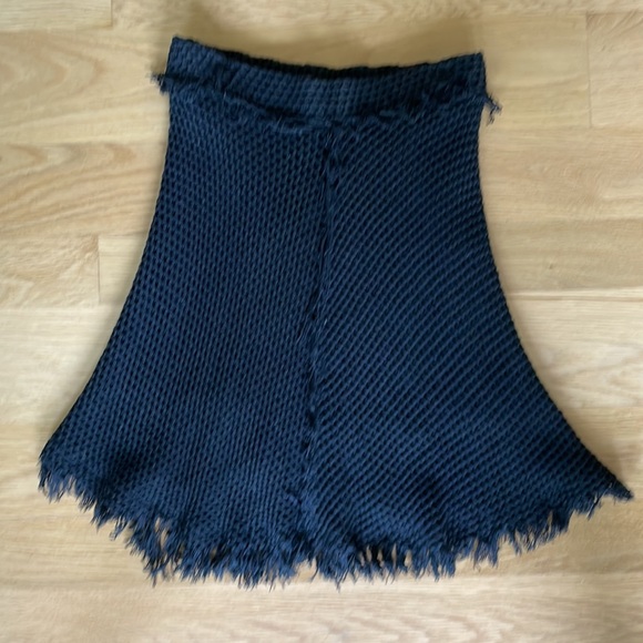 IRO sz 38 mini skirt. Knit overlay with frayed hem. - Picture 5 of 10